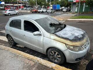 Carro pega fogo e assusta condutores na Avenida Ernesto Geisel Carro pega fogo e assusta condutores na Avenida Ernesto Geisel