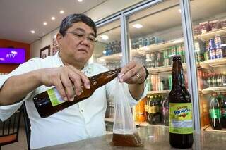 Sr. Funada abriu fábrica em MS e virou alegria com "refri de saquinho" Sr. Funada abriu fábrica em MS e virou alegria com "refri de saquinho"