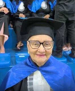 Edith saiu do hospital para vestir beca e pegar diploma aos 78 anos Edith saiu do hospital para vestir beca e pegar diploma aos 78 anos
