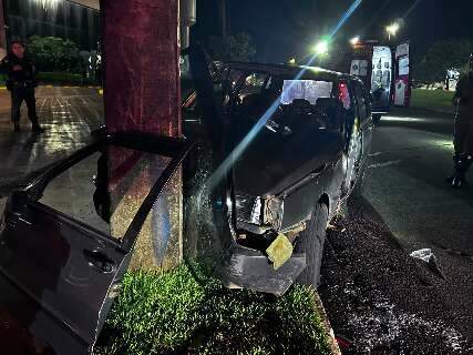 Av&oacute; e netos ficam feridos ap&oacute;s carro bater em poste na Coronel Antonino