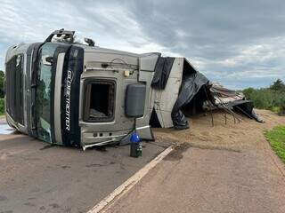 Para evitar acidente, motorista desvia de caminhonete e tomba carreta Para evitar acidente, motorista desvia de caminhonete e tomba carreta