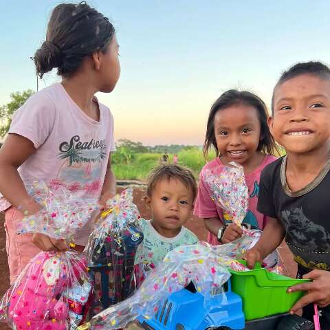 Amigos arrecadam doa&ccedil;&otilde;es para crian&ccedil;as ind&iacute;genas acampadas em MS