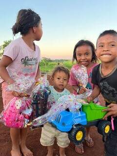 Amigos arrecadam doações para crianças indígenas acampadas em MS Amigos arrecadam doações para crianças indígenas acampadas em MS
