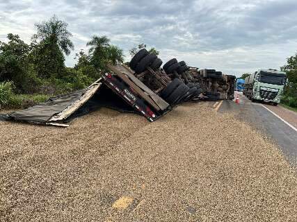 Para evitar acidente, motorista desvia de caminhonete e tomba carreta