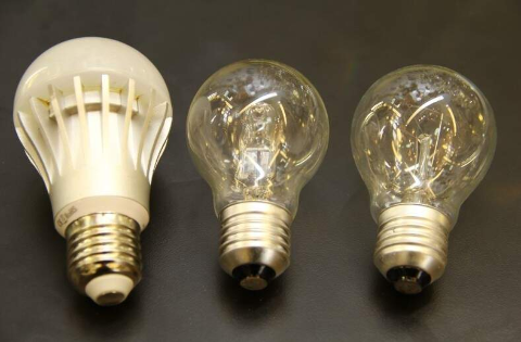 Evento troca l&acirc;mpadas antigas e faz cadastro para desconto na conta de luz