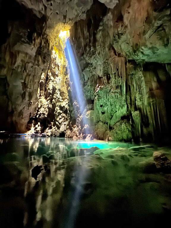  Guia mostra caverna com “luz divina" no Abismo Anhumas 