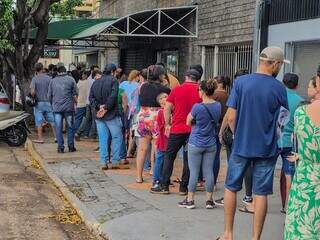 Bazar para manter cursinho tem presentes de Natal e até farol de BMW Bazar para manter cursinho tem presentes de Natal e até farol de BMW