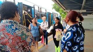 Lucélia trocou presentes no terminal que conheceu amigas há 10 anos Lucélia trocou presentes no terminal que conheceu amigas há 10 anos
