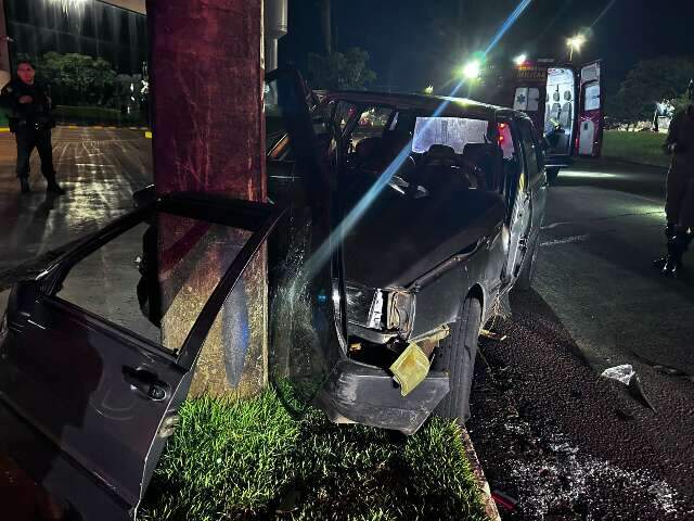 Av&oacute; e netos ficam feridos ap&oacute;s carro bater em poste na Coronel Antonino