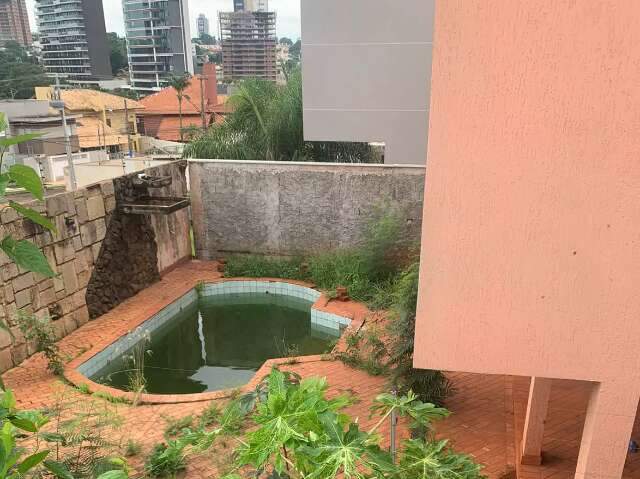 Piscina abandonada em bairro nobre acende alerta sobre focos de dengue