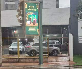 Painel de LED no meio de calçada dificulta passagem de pedestres Painel de LED no meio de calçada dificulta passagem de pedestres