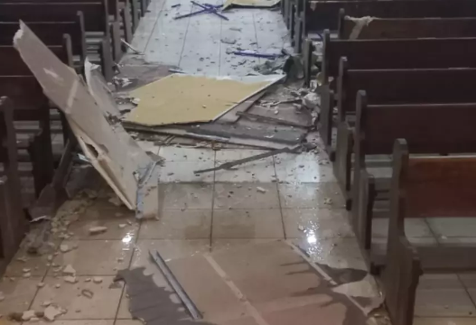 Rajadas de vento causam estragos em igreja matriz e missas s&atilde;o suspensas