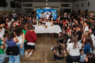 Contra a maré, adolescentes escolheram fechar o ano rezando Contra a maré, adolescentes escolheram fechar o ano rezando