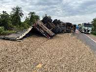 Para evitar acidente, motorista desvia de caminhonete e tomba carreta