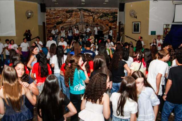 Contra a maré, adolescentes escolheram fechar o ano rezando