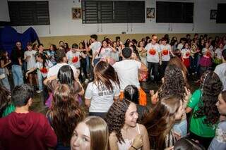 Contra a maré, adolescentes escolheram fechar o ano rezando Contra a maré, adolescentes escolheram fechar o ano rezando