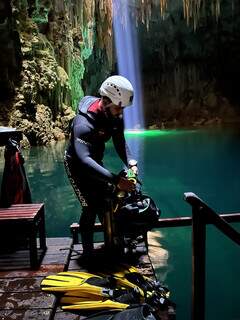 Guia mostra caverna com “luz divina" no Abismo Anhumas Guia mostra caverna com “luz divina" no Abismo Anhumas
