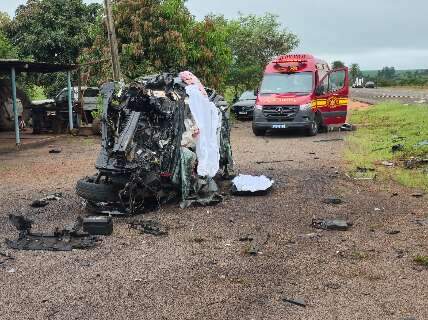 Mulher e filha de 3 anos morrem em acidente entre tr&ecirc;s ve&iacute;culos