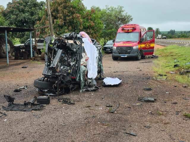 Mulher e filha de 3 anos morrem em acidente entre tr&ecirc;s ve&iacute;culos
