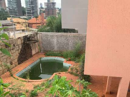 Piscina abandonada em bairro nobre acende alerta sobre focos de dengue