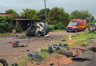 Mulher e filha de 3 anos morrem em acidente entre três veículos Mulher e filha de 3 anos morrem em acidente entre três veículos