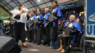 Edith saiu do hospital para vestir beca e pegar diploma aos 78 anos Edith saiu do hospital para vestir beca e pegar diploma aos 78 anos