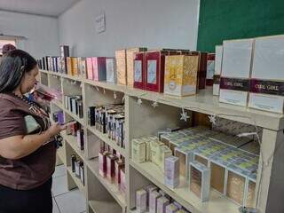 Bazar para manter cursinho tem presentes de Natal e até farol de BMW Bazar para manter cursinho tem presentes de Natal e até farol de BMW