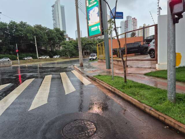 Painel de LED no meio de cal&ccedil;ada dificulta passagem de pedestres