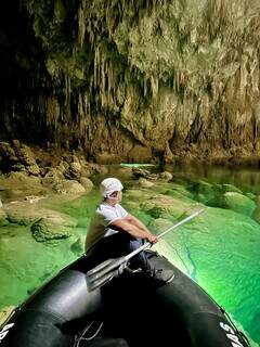 Guia mostra caverna com “luz divina" no Abismo Anhumas Guia mostra caverna com “luz divina" no Abismo Anhumas
