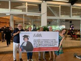 Edith saiu do hospital para vestir beca e pegar diploma aos 78 anos Edith saiu do hospital para vestir beca e pegar diploma aos 78 anos