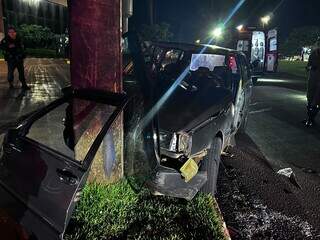 Avó e netos ficam feridos após carro bater em poste na Coronel Antonino Avó e netos ficam feridos após carro bater em poste na Coronel Antonino