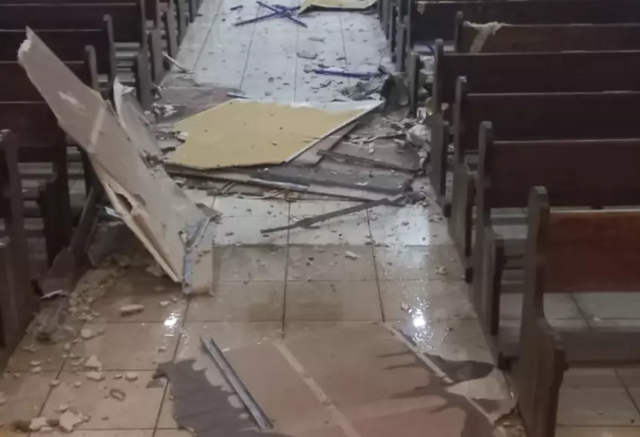 Rajadas de vento causam estragos em igreja matriz e missas s&atilde;o suspensas