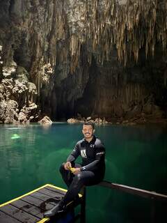 Guia mostra caverna com “luz divina" no Abismo Anhumas Guia mostra caverna com “luz divina" no Abismo Anhumas