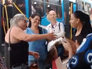 Luc&eacute;lia trocou presentes no terminal que conheceu amigas h&aacute; 10 anos