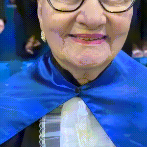 Edith saiu do hospital para vestir beca e pegar diploma aos 78 anos 