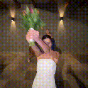 Ana Castela entra em brincadeira, pega buqu&ecirc; da noiva e anima convidados