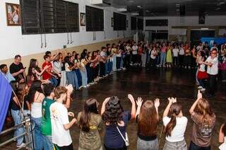 Contra a maré, adolescentes escolheram fechar o ano rezando Contra a maré, adolescentes escolheram fechar o ano rezando