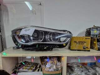 Bazar para manter cursinho tem presentes de Natal e até farol de BMW Bazar para manter cursinho tem presentes de Natal e até farol de BMW