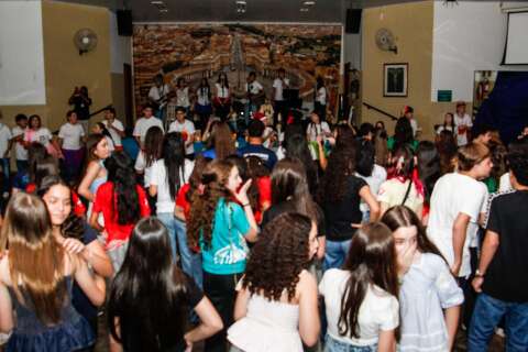 Contra a mar&eacute;, adolescentes escolheram fechar o ano rezando 