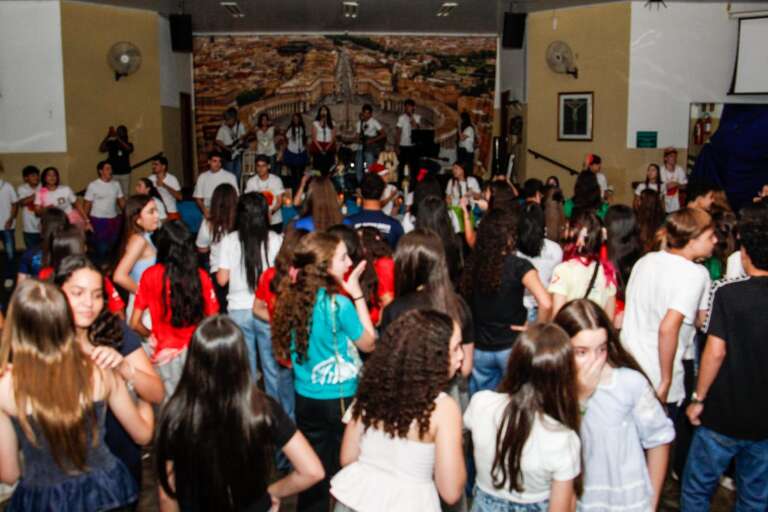 Contra a maré, adolescentes escolheram fechar o ano rezando 