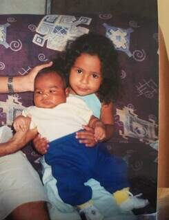 Vitor se foi, mas se formou com diploma entregue à melhor amiga Vitor se foi, mas se formou com diploma entregue à melhor amiga