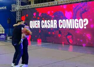 Eliander invadiu evento para pedir namorada em casamento Eliander invadiu evento para pedir namorada em casamento