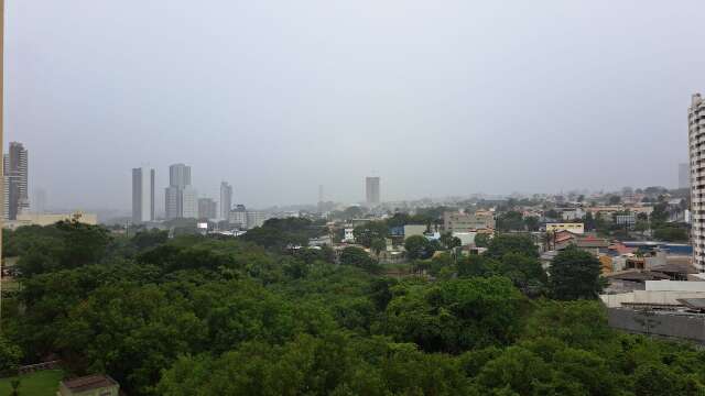 Chuva avan&ccedil;a por Campo Grande e Estado segue sob alerta de tempestade