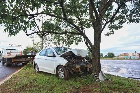 Sem cinto, motorista morre ap&oacute;s carro bater em &aacute;rvore na Ministro Jo&atilde;o Arinos