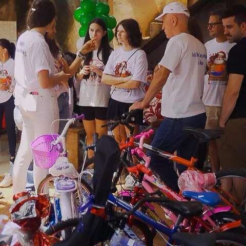 A&ccedil;&atilde;o natalina distribui presentes e almo&ccedil;o &agrave;s fam&iacute;lias do Jardim Sumatra