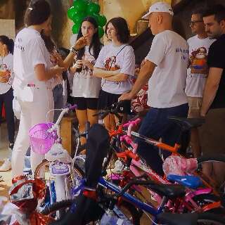 A&ccedil;&atilde;o natalina distribui presentes e almo&ccedil;o &agrave;s fam&iacute;lias do Jardim Sumatra