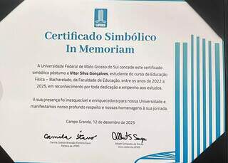 Vitor se foi, mas se formou com diploma entregue à melhor amiga Vitor se foi, mas se formou com diploma entregue à melhor amiga