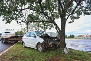 Sem cinto, motorista morre após bater carro em árvore na Ministro João Arinos Sem cinto, motorista morre após bater carro em árvore na Ministro João Arinos