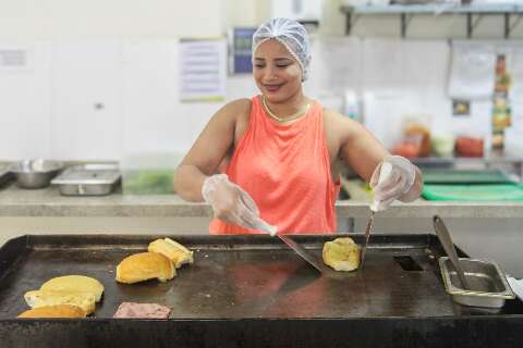 Elaine fazia faxina em restaurantes e hoje &eacute; chefe na cozinha