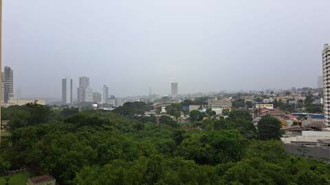 Chuva avan&ccedil;a por Campo Grande e Estado segue sob alerta de tempestade